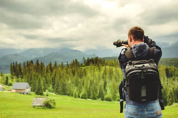 Fotógrafo de la naturaleza tomando fotos en las montañas — Foto de Stock