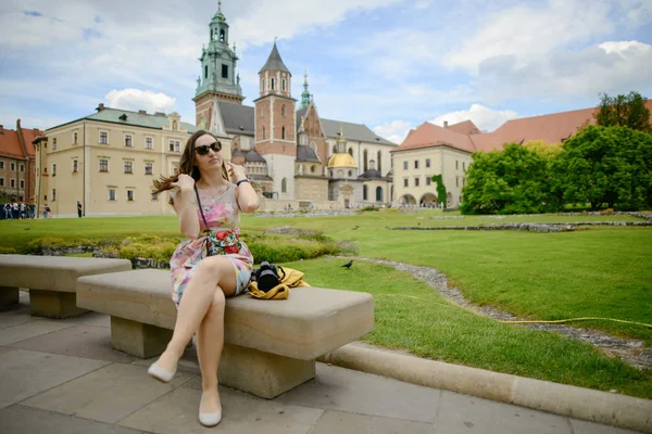 Beautiful girl during sightseeing old castle in Cracow, Wawel. — Stock Photo, Image