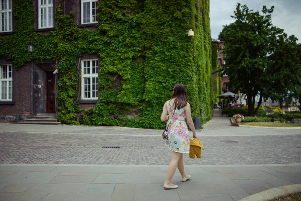 Hermosa chica durante el turismo viejo castillo en Cracovia, Wawel . — Foto de Stock