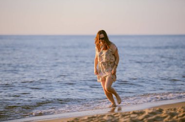 İnsanlar okyanusa Sahilde yürürken, insanlar.