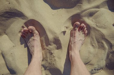 Ayak closeup kumsalda güneş güneşli yaz günü zevk şezlong üzerinde.