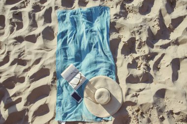 şapka ve havlu ile plaj arka plan