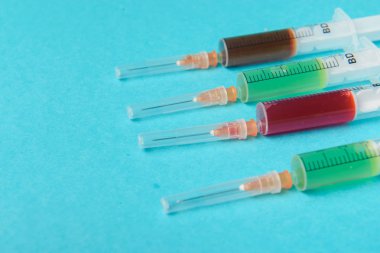 mavi zemin üzerine şırınga.