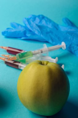 Yiyecek ya da genetik olarak değiştirilmiş meyve kavramı kimyasal katkı.