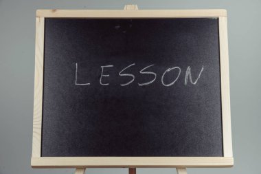 Beyaz tebeşir siyah bir kara tahta yazılı ders