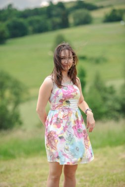 Esmer kız dağlar yolculukta zevk.