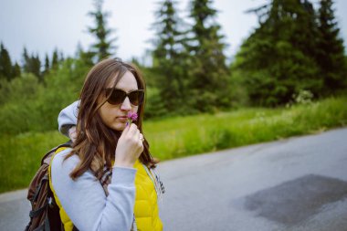 çiçek kokulu güzel uzun saçlı kadın portresi