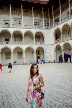 Cracow, Wawel eski kale gezi sırasında güzel kız.