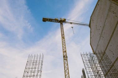 Vinçli ve binalı inşaat alanı