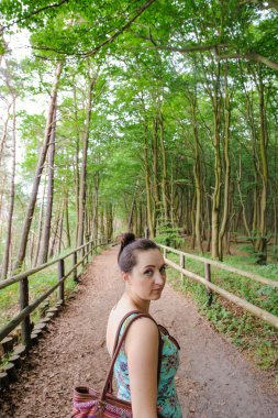 Ormanda bir yürüyüşe genç kız