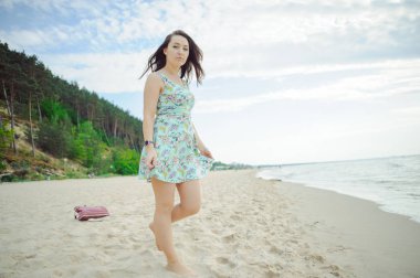 Kumsalda genç bir kadın