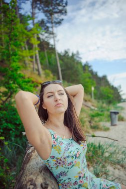 Kumsalda genç bir kadın