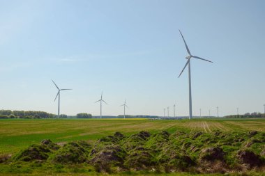Parlak mavi gökyüzü hareket ediyor ve rüzgar türbini