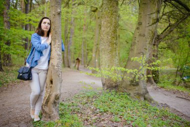 Ormanda bir yürüyüşe genç kız