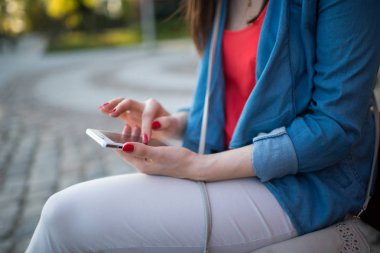 Kadın manifatura. Mobil cep telefonu Closeup genç mutlu gülümseyen neşeli güzel kadın kız