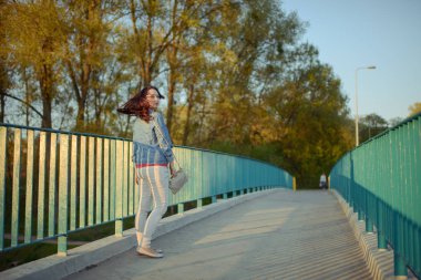 Kadın şehrin kaldırım üzerinde