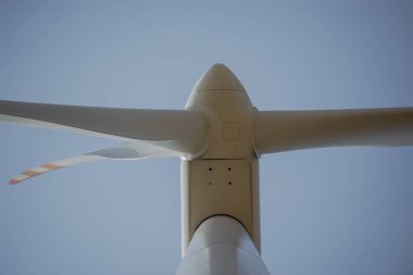 Güneşli bir gün, Windturbine