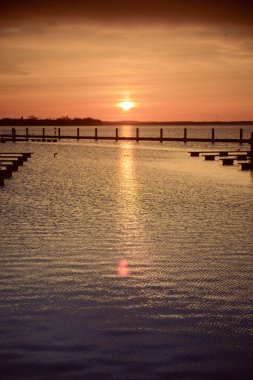 Yat Limanı üzerinden turuncu günbatımı