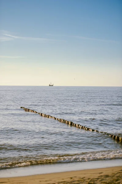 Rompeolas en el mar Báltico sobre el atardecer —  Fotos de Stock