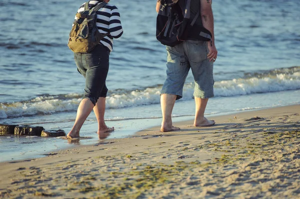 Mensen lopen op het strand in de Oceaan. — Stockfoto