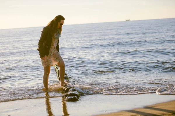 Persone che camminano sulla spiaggia nell'oceano . — Foto Stock