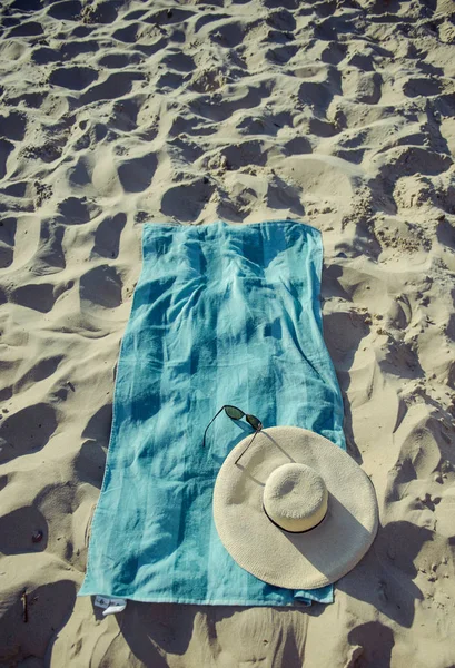 Sfondo spiaggia con cappello e asciugamano — Foto Stock