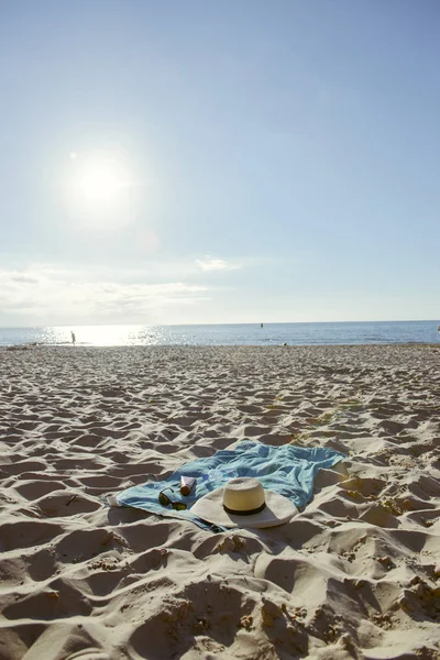 Tło plaża ręcznikiem i kapelusz — Zdjęcie stockowe