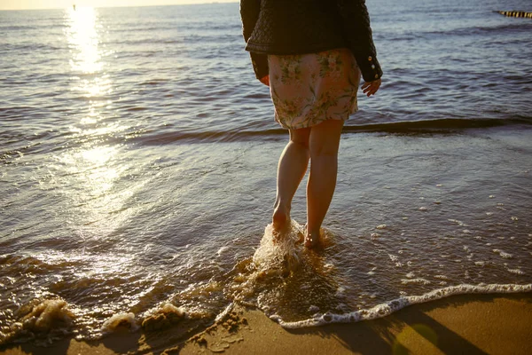 Close-up van de voeten op het strand op zonnebank genietend van de zon op zonnige zomerdag. — Stockfoto