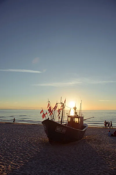 Rybářské lodě v době východu slunce na pláži — Stock fotografie