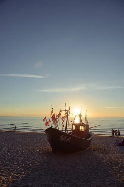 Horgász csónakok sunrise időben a strandon — Stock Fotó