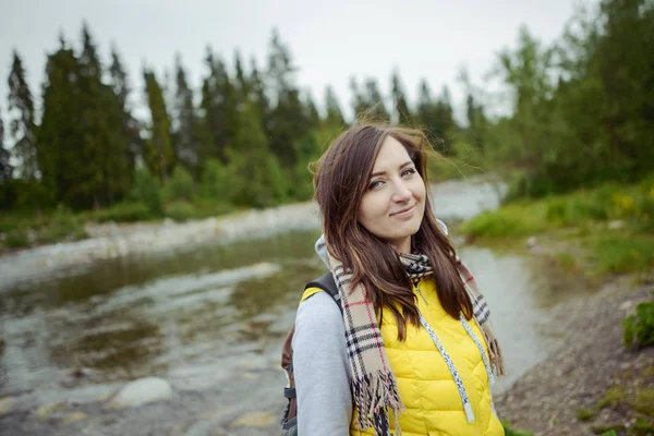 Ženské turistické stojící vedle horské řeky — Stock fotografie