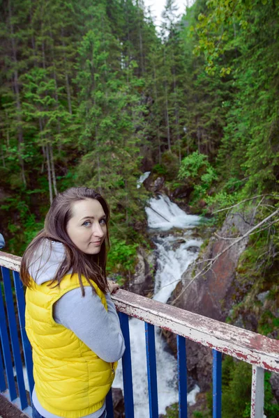 Ženské turistů na horské stezce — Stock fotografie