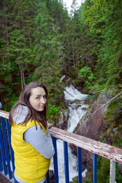 Turista femenina en el sendero de montaña —  Fotos de Stock