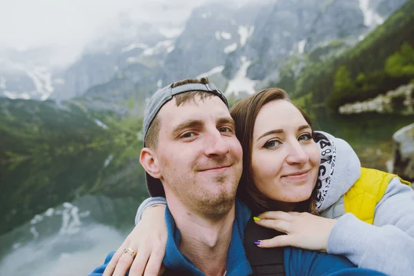 Pasangan bahagia mengambil selfie withe danau latar belakang — Stok Foto