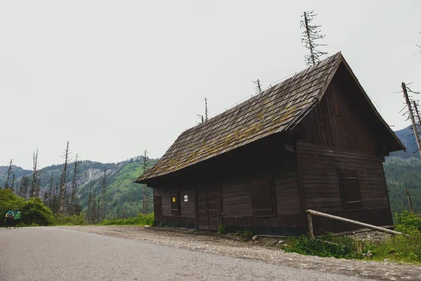 Gammel hytte i træ hytte i bjergene - Stock-foto
