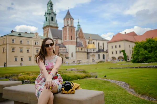 Piękna dziewczyna podczas zwiedzania starego zamku w Krakowie, Wawel. — Zdjęcie stockowe