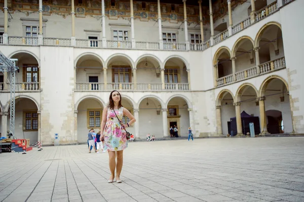 Vacker flicka under sightseeing gamla slottet i Krakow, Wawel. — Stockfoto