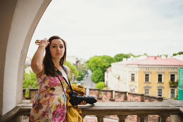 Vacker flicka under sightseeing gamla slottet i Krakow, Wawel. — Stockfoto