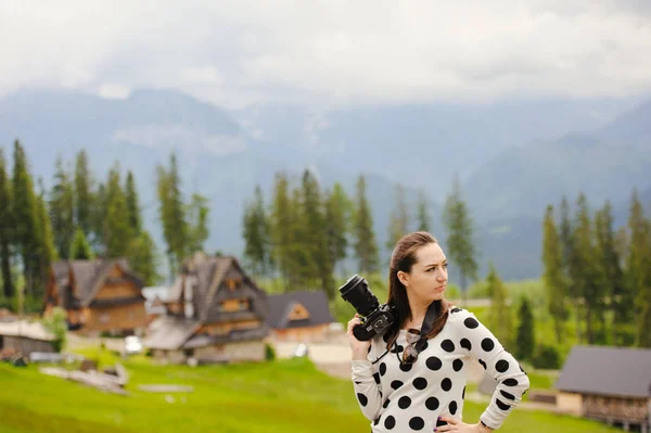 Woman photographer takes pictures in mountain — Stock Photo, Image