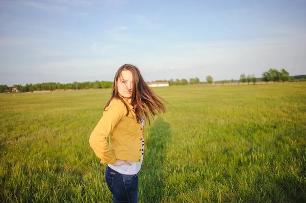 Happy young girl enjoying the beauty of sunny spring day — Stock Photo, Image