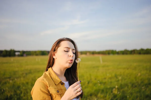 Happy young girl enjoying the beauty of sunny spring day — Stock Photo, Image