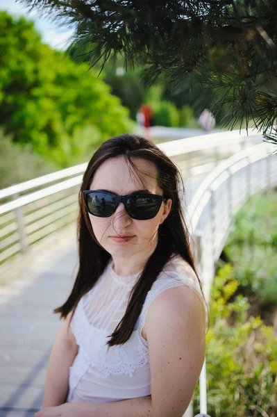 Hermoso retrato de una chica con una sonrisa impresionante y aspecto lindo —  Fotos de Stock