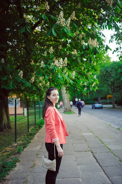 Ung flicka klädd i casual gående på en gata — Stockfoto