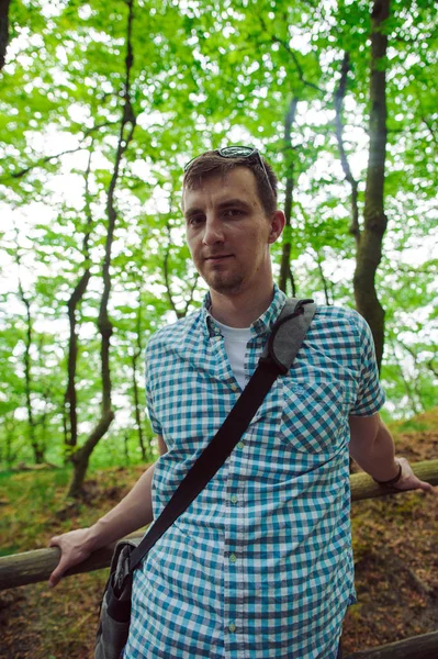 Joven en un paseo por el bosque — Foto de Stock