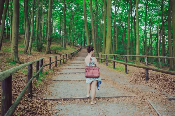 年轻女孩在森林里散步 — 图库照片