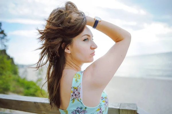 Menina sentada nas escadas de madeira no parque e sorrindo — Fotografia de Stock