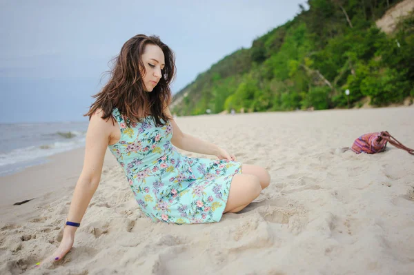 Mulher jovem em uma praia — Fotografia de Stock