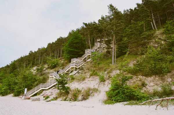 Houten trappen op strand — Stockfoto