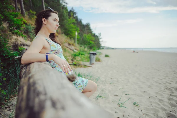 Mujer joven en una playa — Foto de Stock