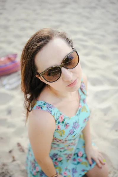 해변에 사는 젊은 여자 — 스톡 사진